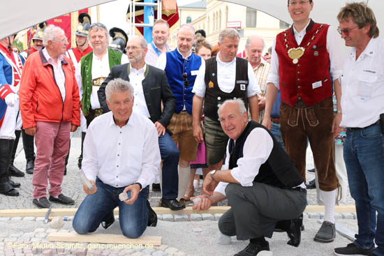 Oberbürgermeister Dieter Reiter beim Pflastern auf dem Odeonsplatz (©Foto. Martin Schmitz)